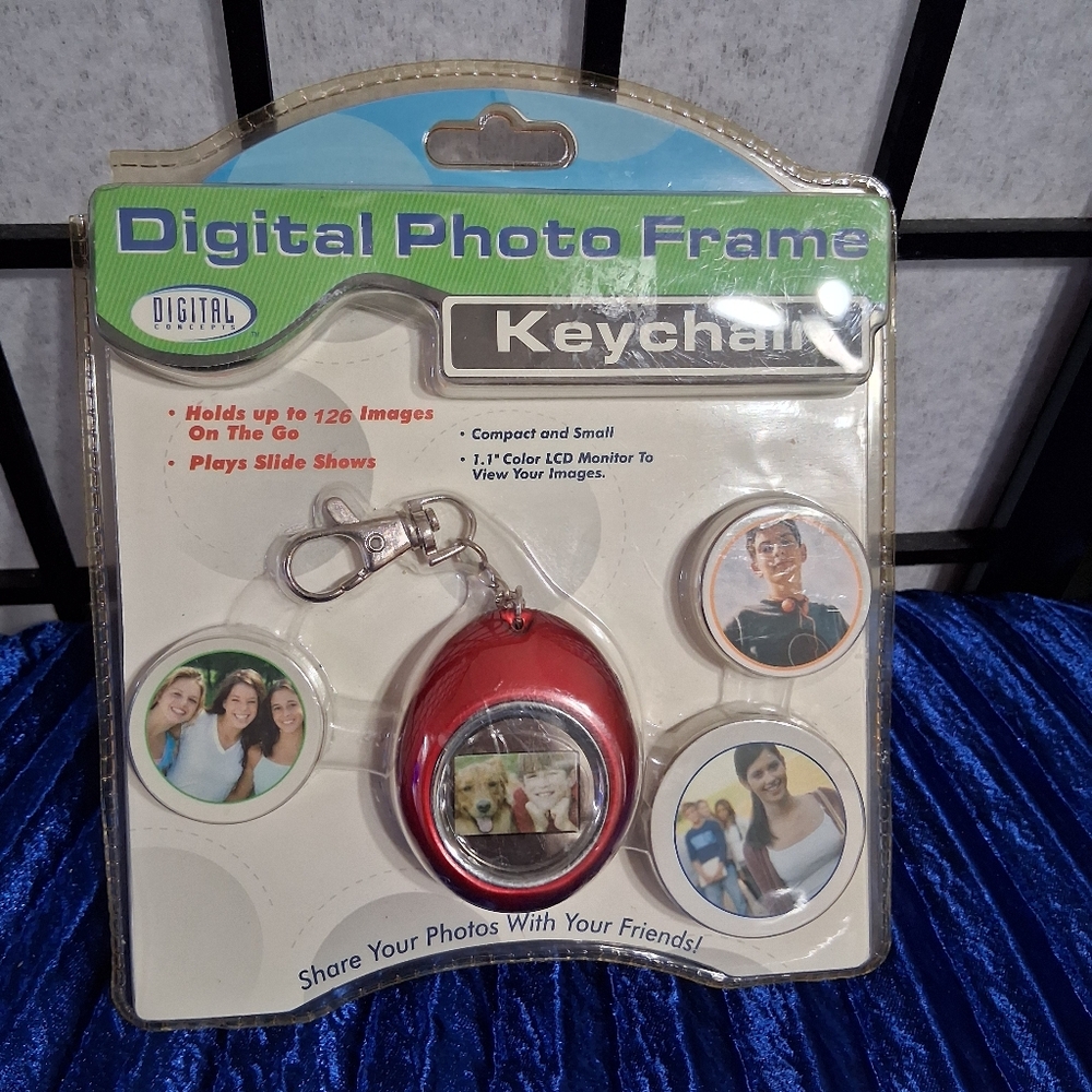 Red Digital Camera with Portable Display - Picture 10 of 12
